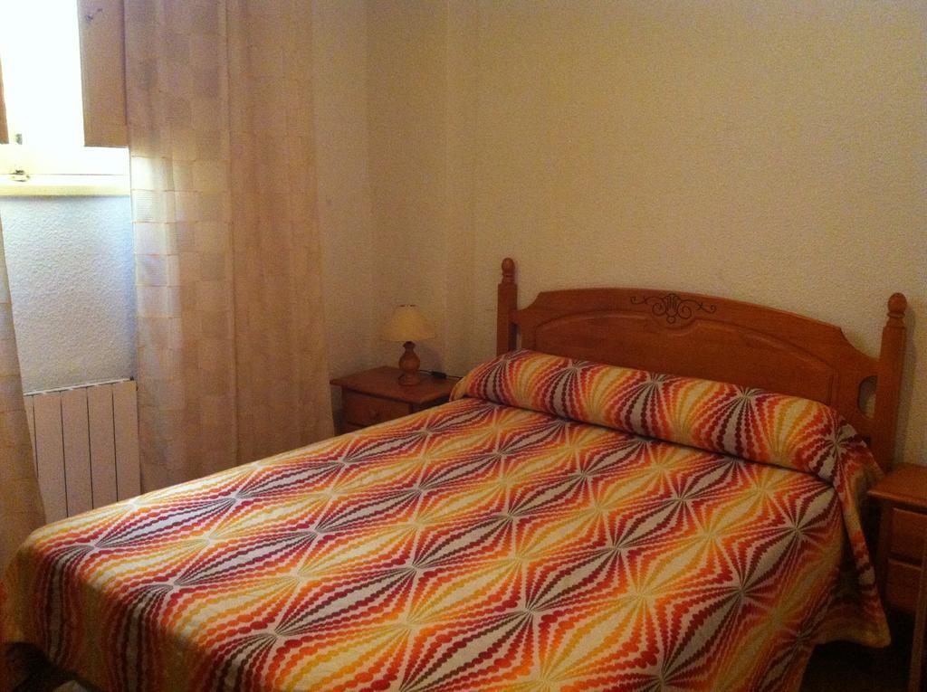 Chambre Double avec Lit d'Appoint et Salle de Bains Privative