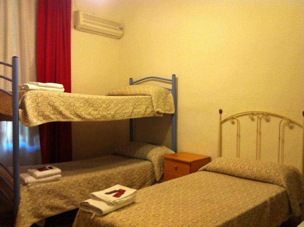 Chambre Double avec Lit d'Appoint et Salle de Bains Commune