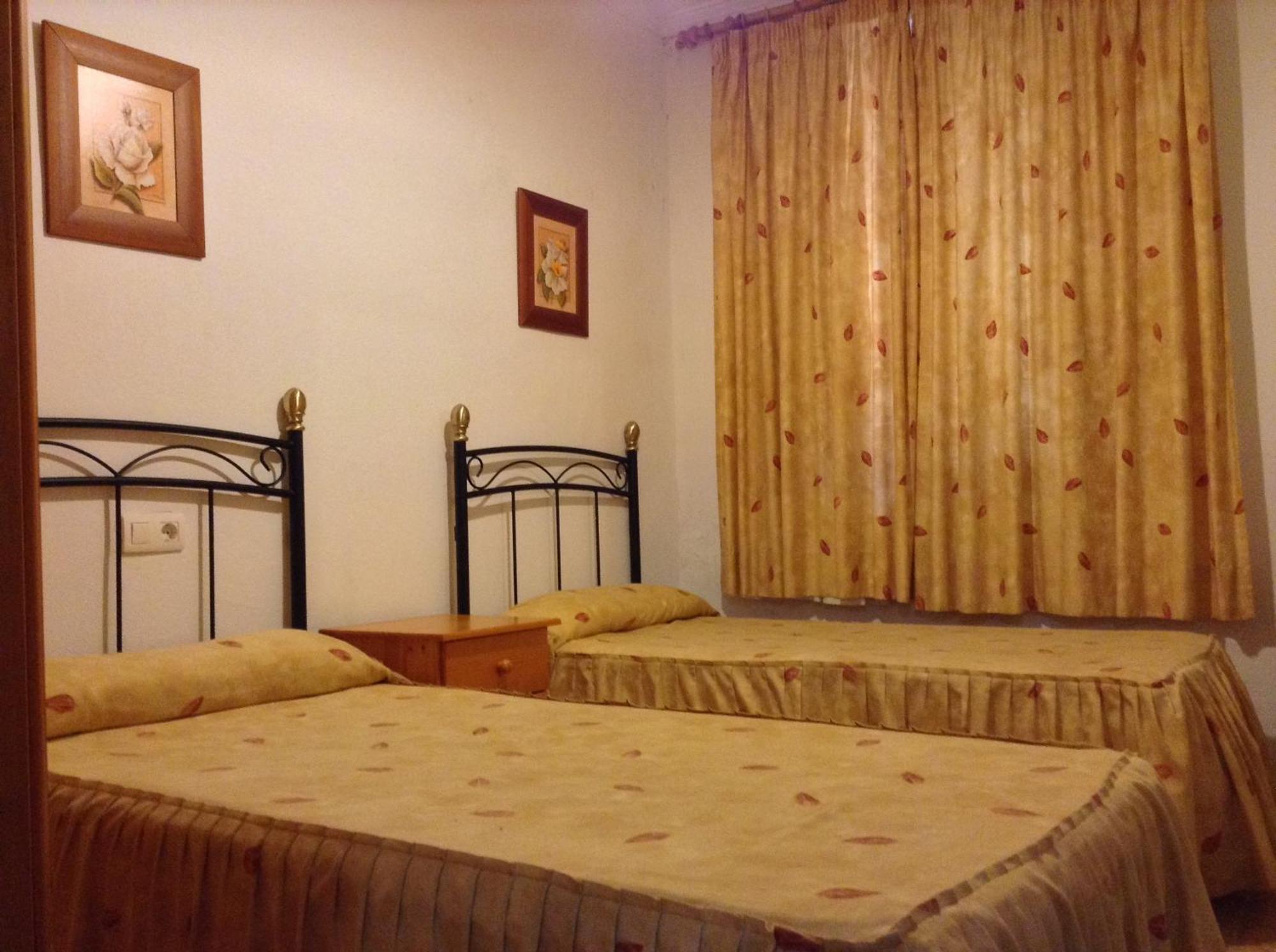 Chambre Double ou Lits Jumeaux avec Salle de Bains Commune